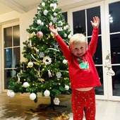 🙌 Handjes in de lucht! Nog 7 dagen tot Kerst! 😄🎅🎄🎁

🌟Zie hem stralen in zijn kerst-pyjama, die lieve Lenn 🤩

➡️ Nog pakje voor onder de kerstboom of kerst-pyjama? 🎁 Online bestellen is nog op tijd, en we zijn ook zondagnamiddag van 14-18u extra open.

🎄Christmas picture én kerstmanneke perfect, credits @maridi.aerts 👌🥰♥️

#kerstplaatje #aftellen #xmas #pyjama #party #woodyworldofficial
#woodyworld #kerstcollectie #moutonaalst